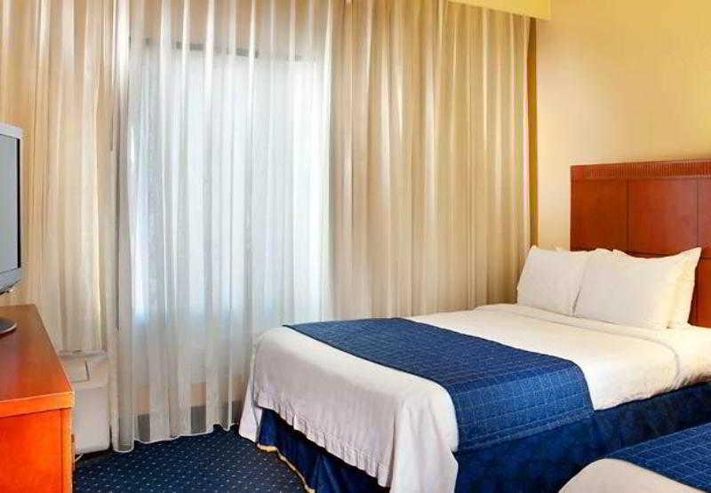 Courtyard By Marriott Richmond West Hotell Dumbarton Eksteriør bilde